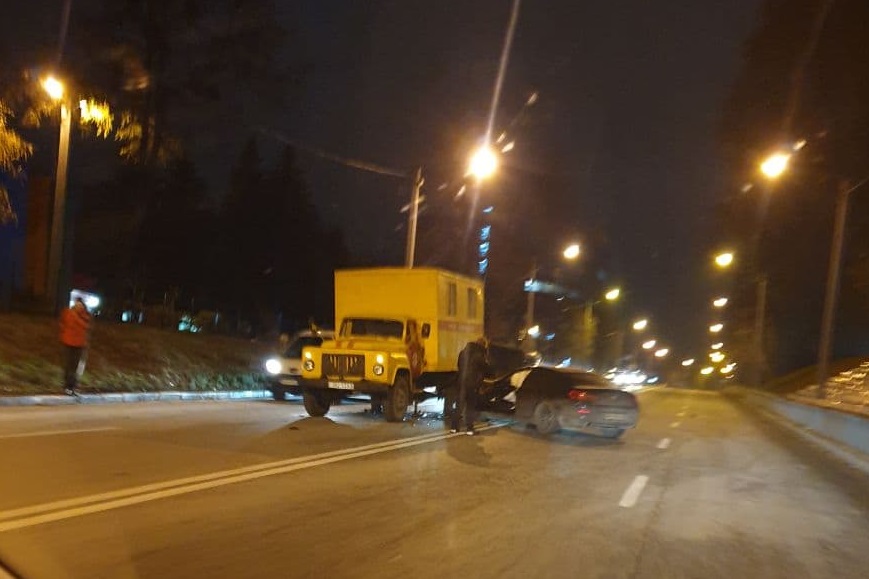 На Павловом поле BMW влетела в машину коммунальщиков (фото, видео)