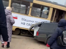 На Салтовке трамвай протаранил машину (видео)