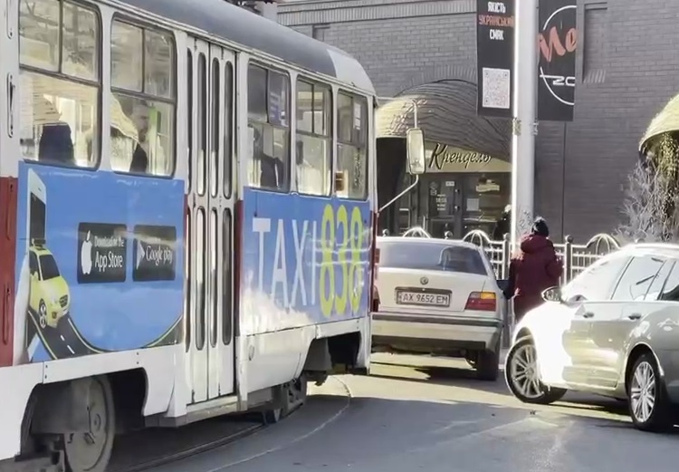 Припаркованная машина заблокировала движение трамваев (видео)