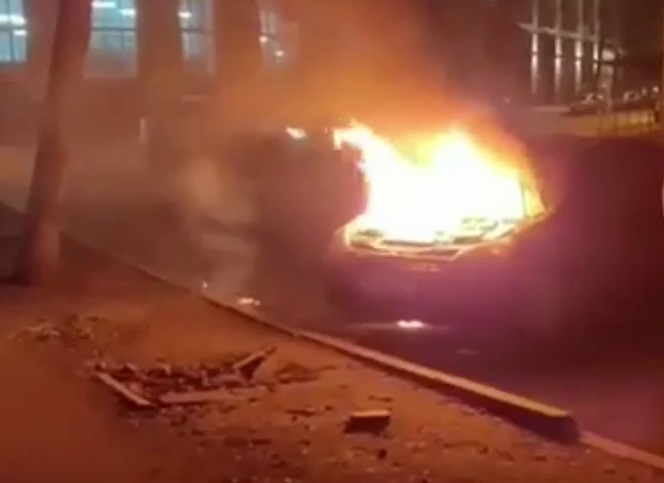 Посреди улицы в Харькове загорелся автомобиль (видео)