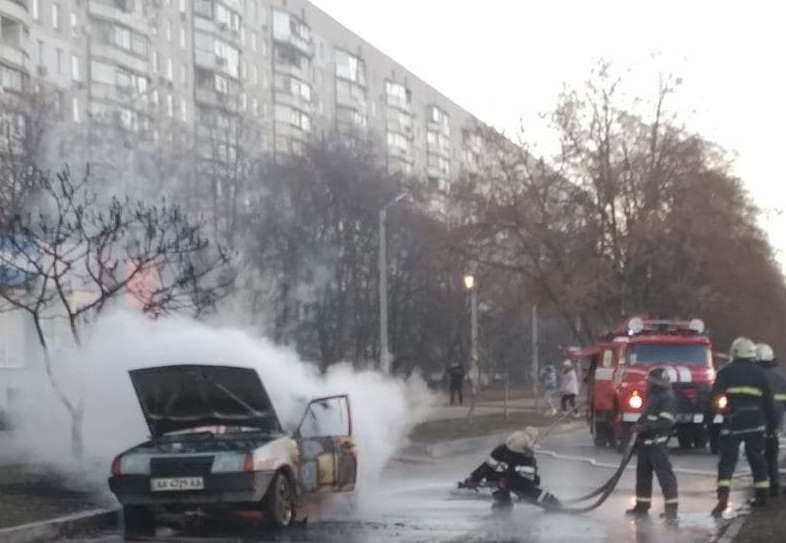 Машина загорелась на ходу: подробности пожара на Салтовке
