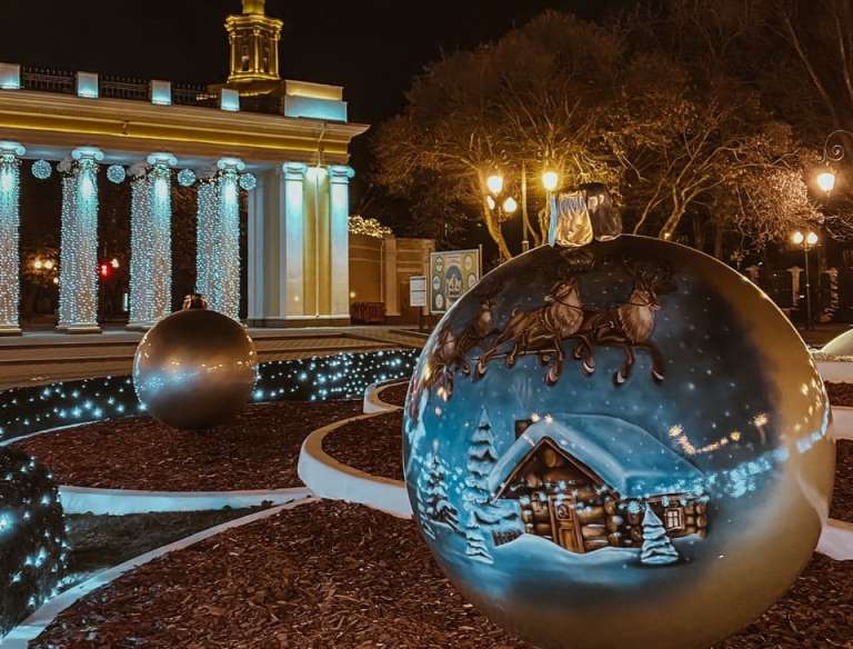 В Харькове появились огромные шары