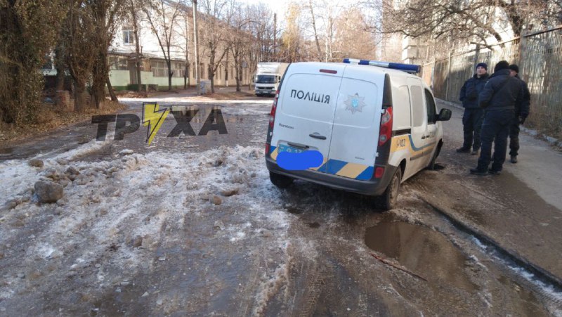 В Харькове машина полиции провалилась в открытый люк (фото)