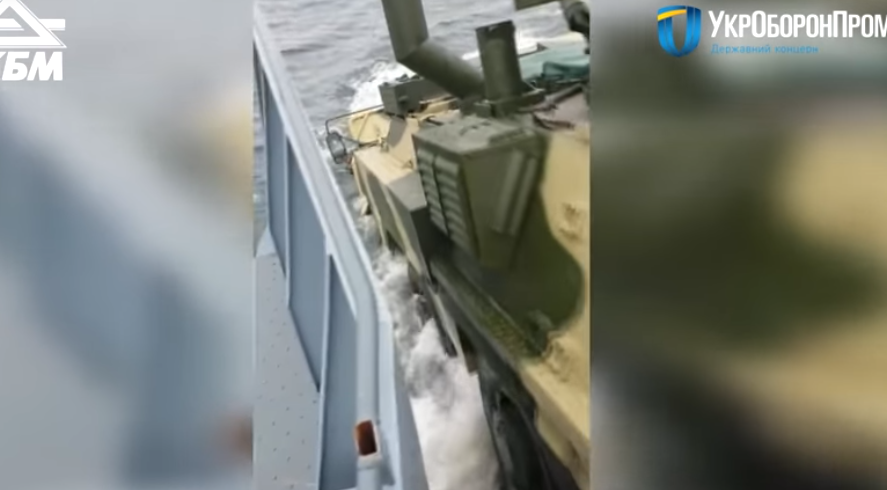 Харьковские бронетранспортеры испытали под водой (видео)