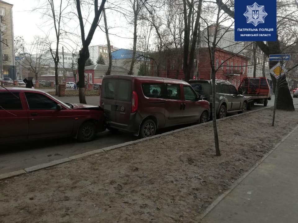 В центре Харькова водитель разбил припаркованные машины