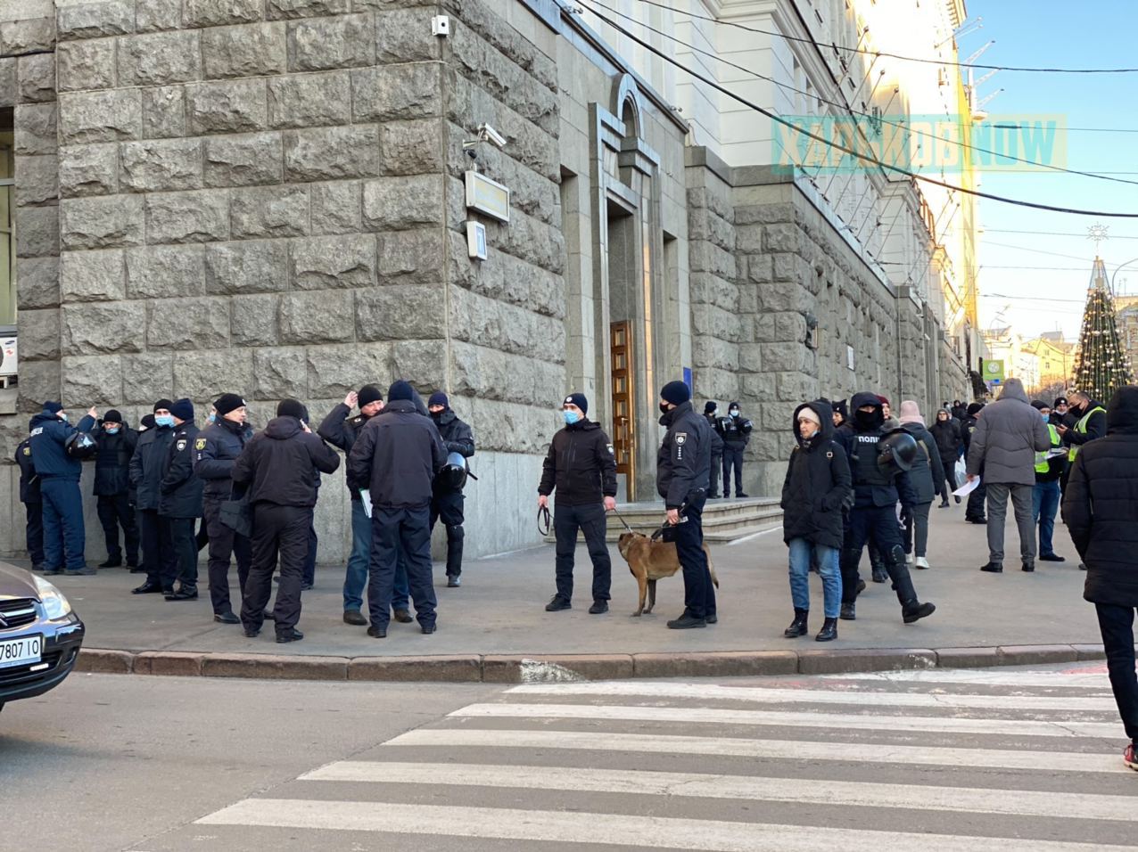 У здания мэрии собирается полиция и митингующие (фото, видео)