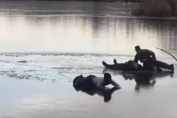 Рыбак, провалившийся под лед: на помощь бросились прохожие