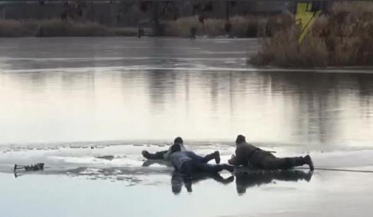 На Салтовке мужчина провалился под лед (видео)