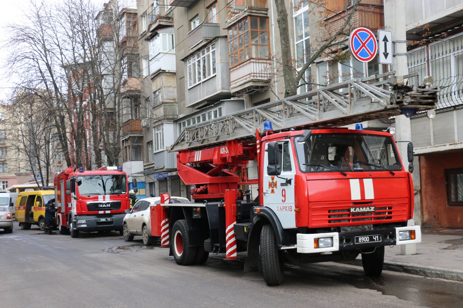 В центре Харькова из горящего дома эвакуировали людей