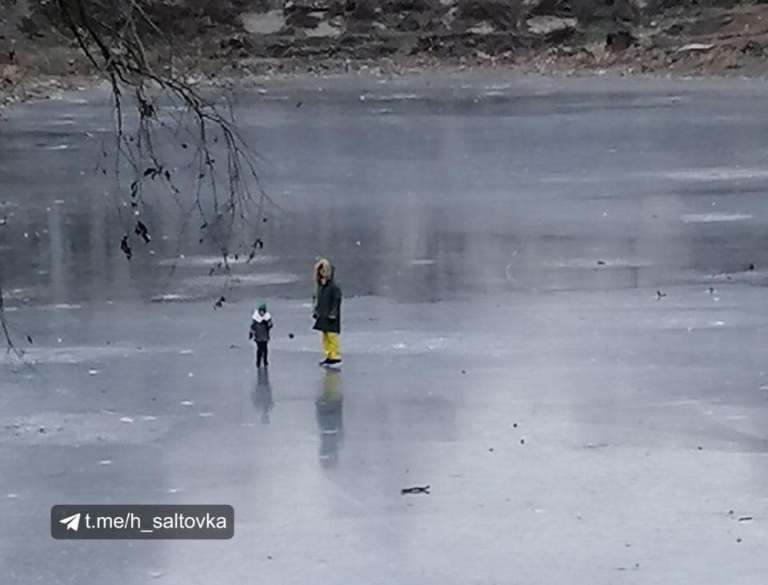 На Салтовке женщина вышла с ребенком на тонкий лед (фото)
