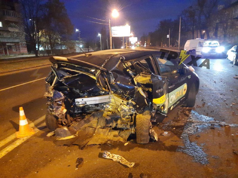 На Клочковской такси попало в аварию: машину смяло (фото)