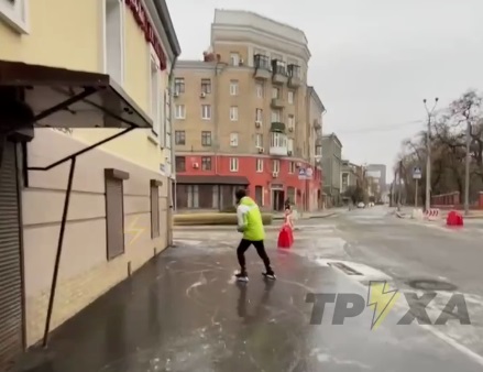 Парень прокатился по Московскому проспекту на коньках (видео)