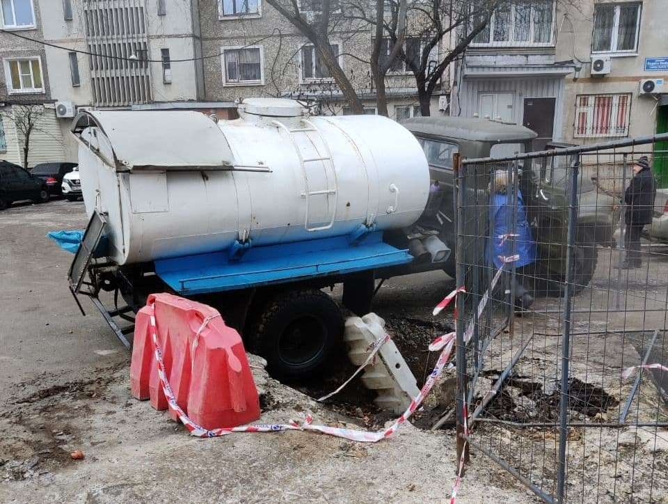 На Алексеевке машина застряла в яме (фото)