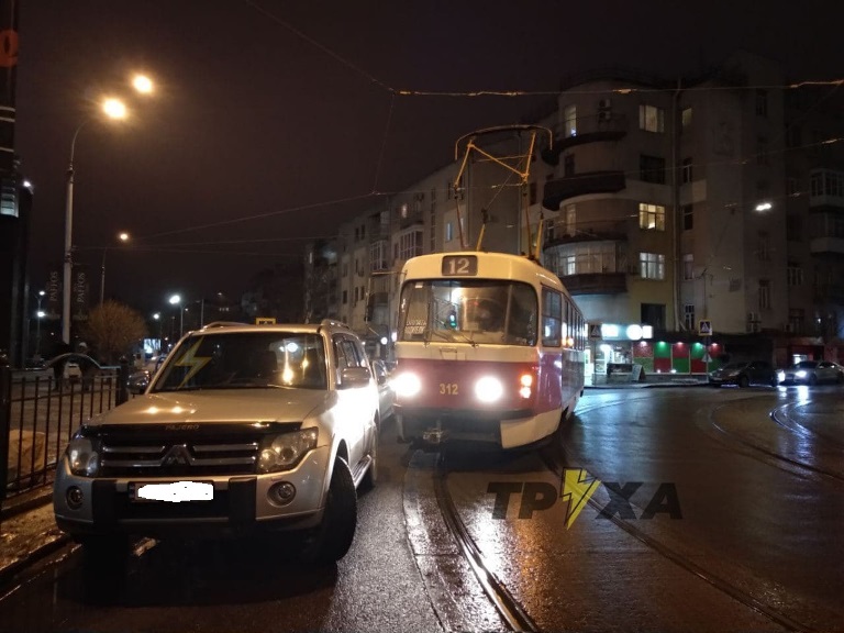 Припаркованная машина заблокировала движение трамваев