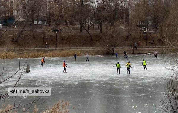 На Салтовке на водоеме устроили хоккейный матч