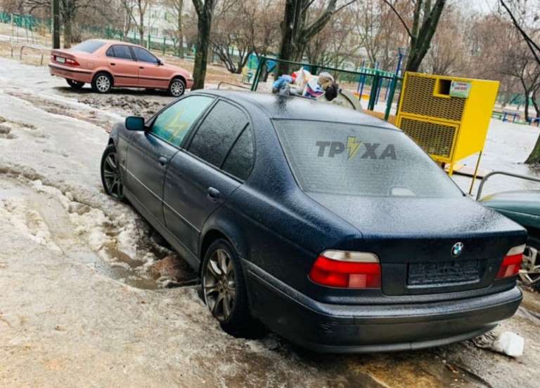 На Салтовке машина вмерзла в лед