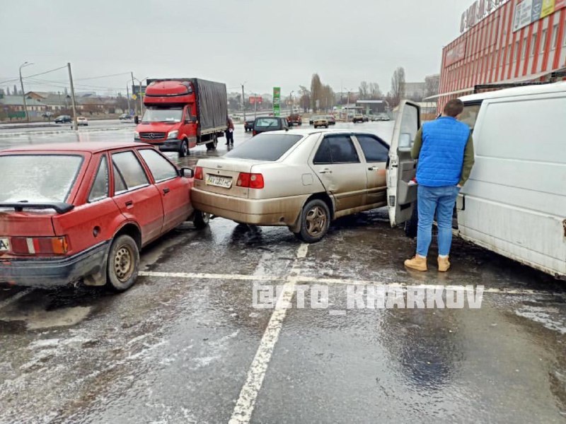 На пустой парковке у гипермаркета - тройное ДТП (фото)