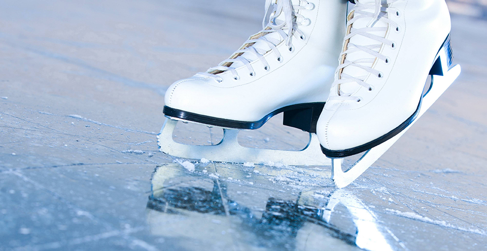 Харьковчане катаются на коньках по льду на Журавлевке (видео)