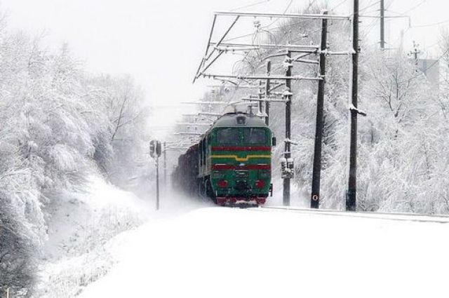 В движении поездов - сбои из-за обледеневших проводов