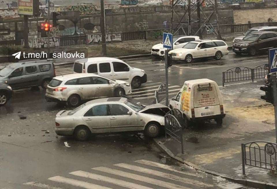 На набережной – авария, машина вылетела на тротуар