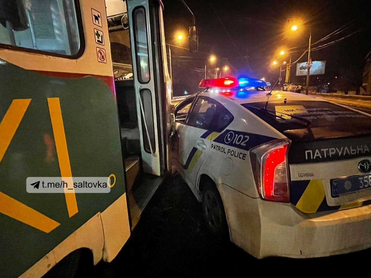 В Харькове машина полиции столкнулась с трамваем (фото)