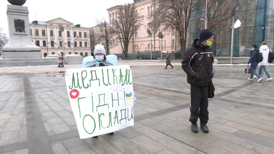 В центре Харькова медсестра вышла на одиночный пикет