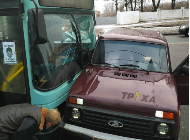 В Харькове автобус протаранил машину (фото, видео)