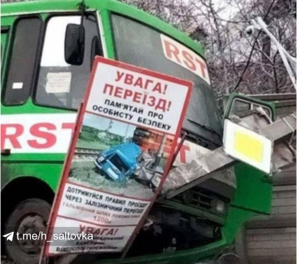 Под Харьковом маршрутка врезалась в столб (фото)