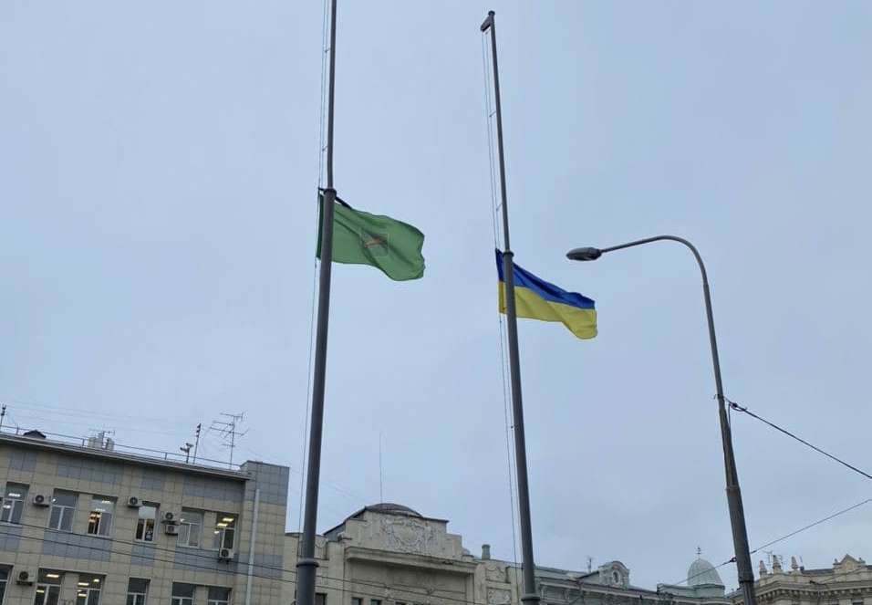 По Харькову приспустили флаги