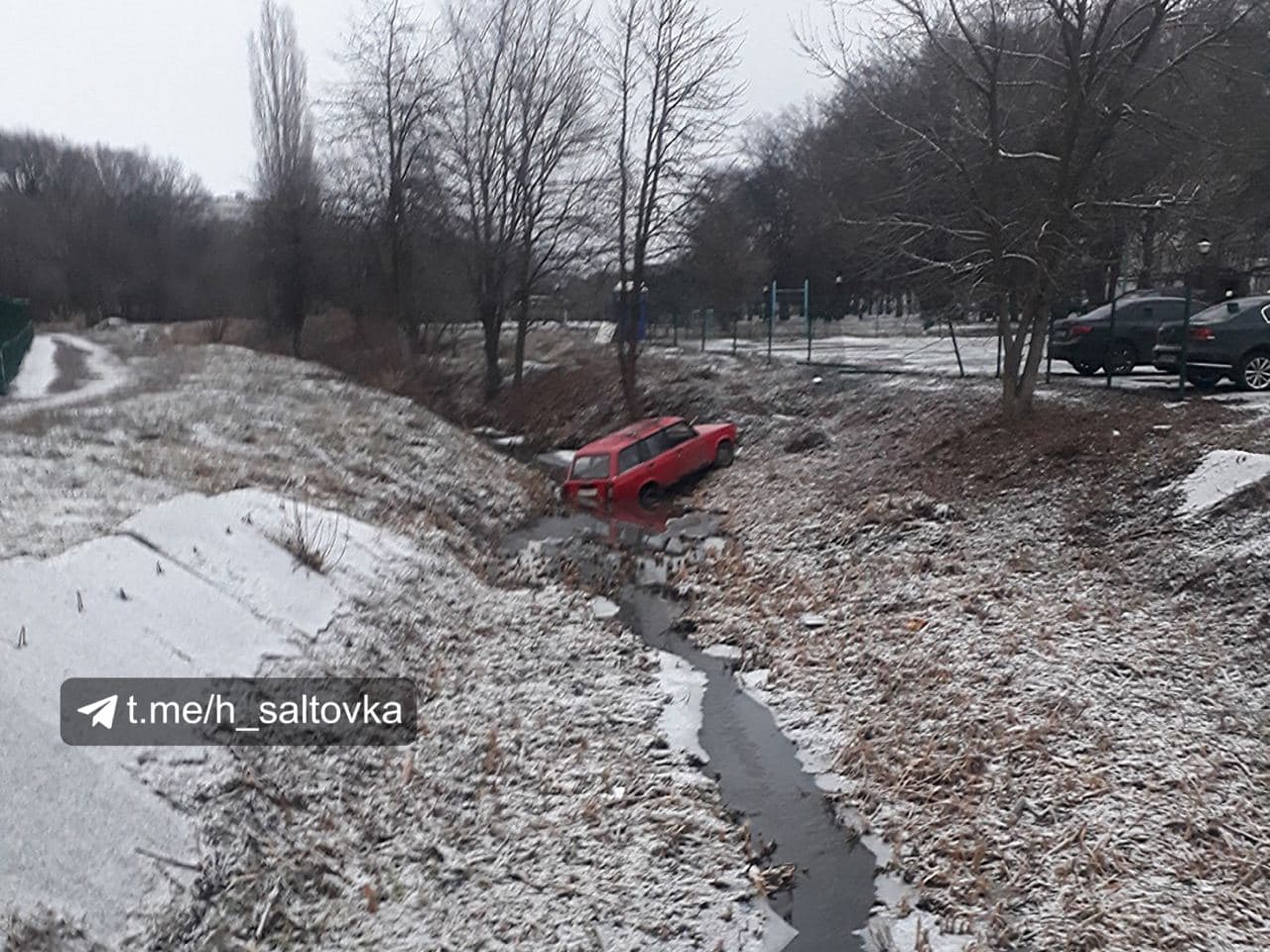 В Харькове машина слетела в яр (фото)