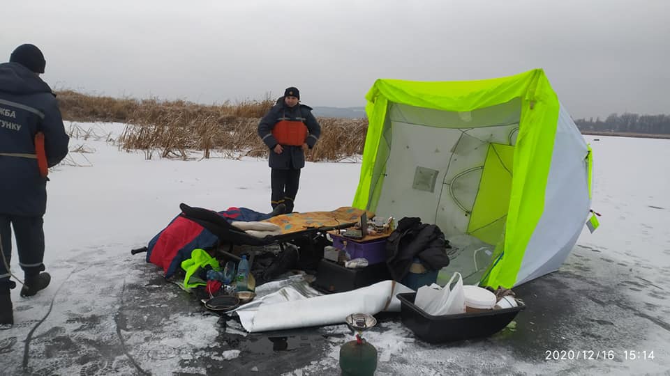 В палатке на льду водоема умер рыбак