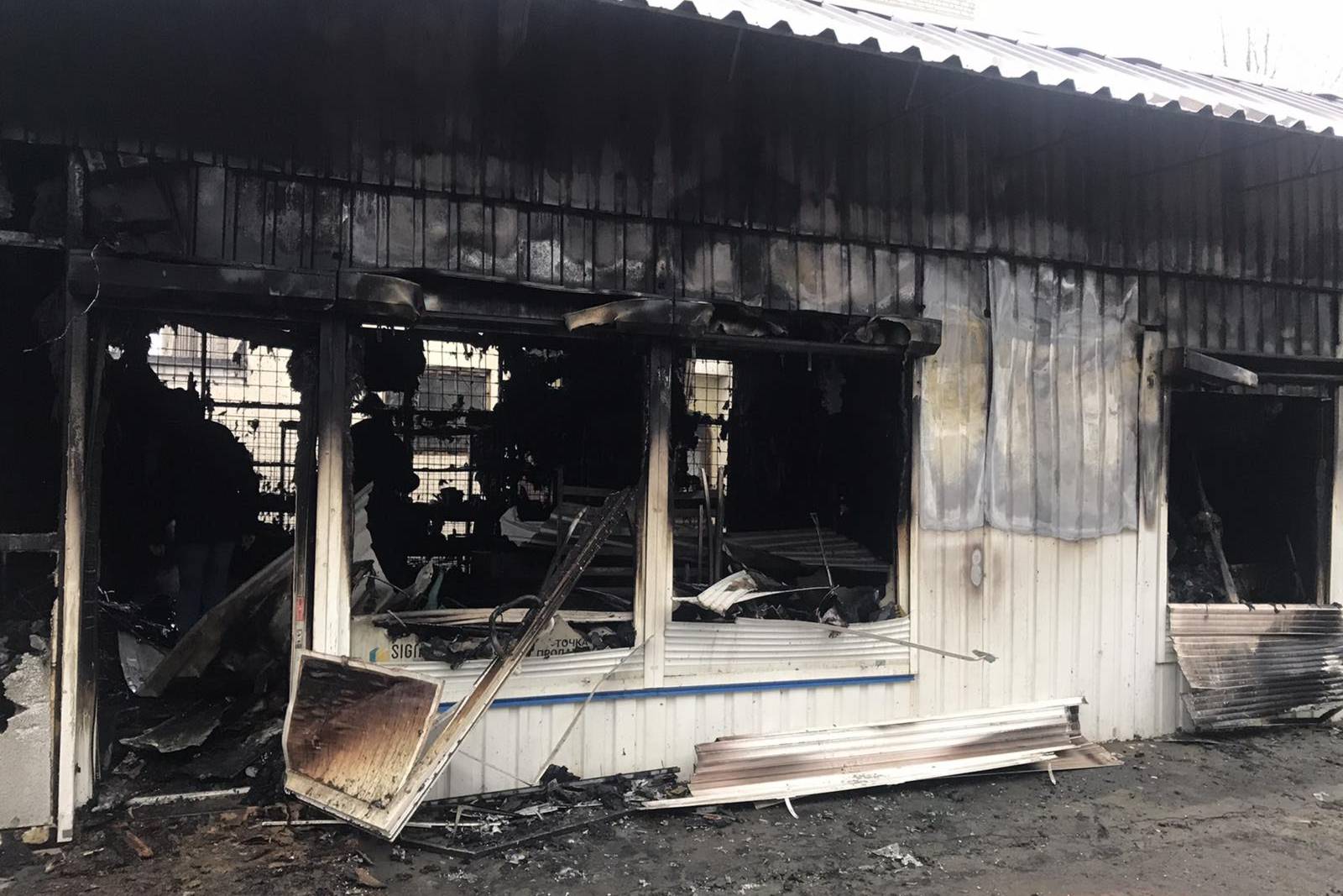 В Змиеве сгорел магазин (фото)