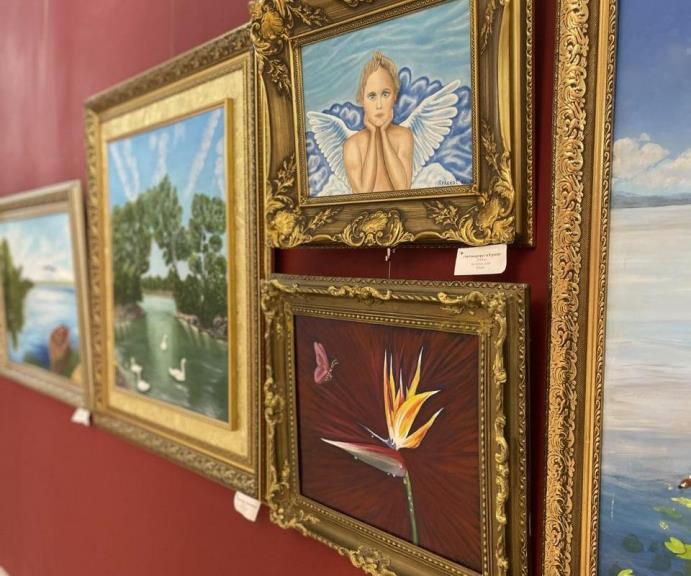 В Харьковской филармонии развесили картины