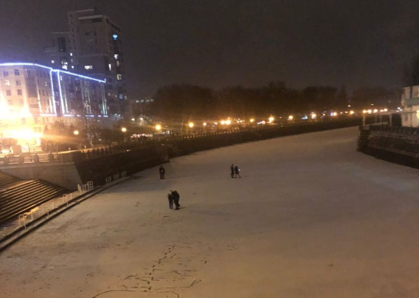 Харьковчане вышли на тонкий лед набережной (фото, видео)