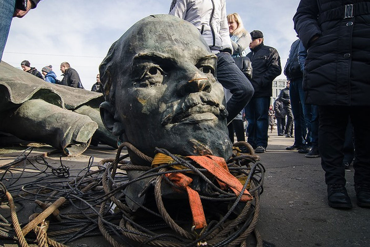 В Харькове хотят снести два памятника