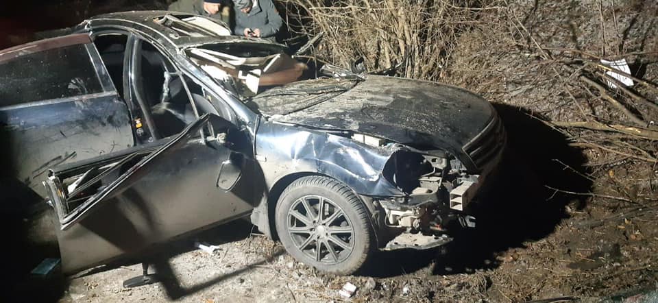 В Харькове машина влетела в дерево, есть жертвы (фото)