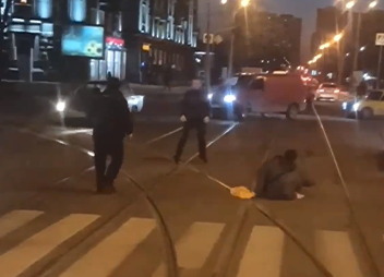 На Плехановской пешеход подрался с водителем (видео)