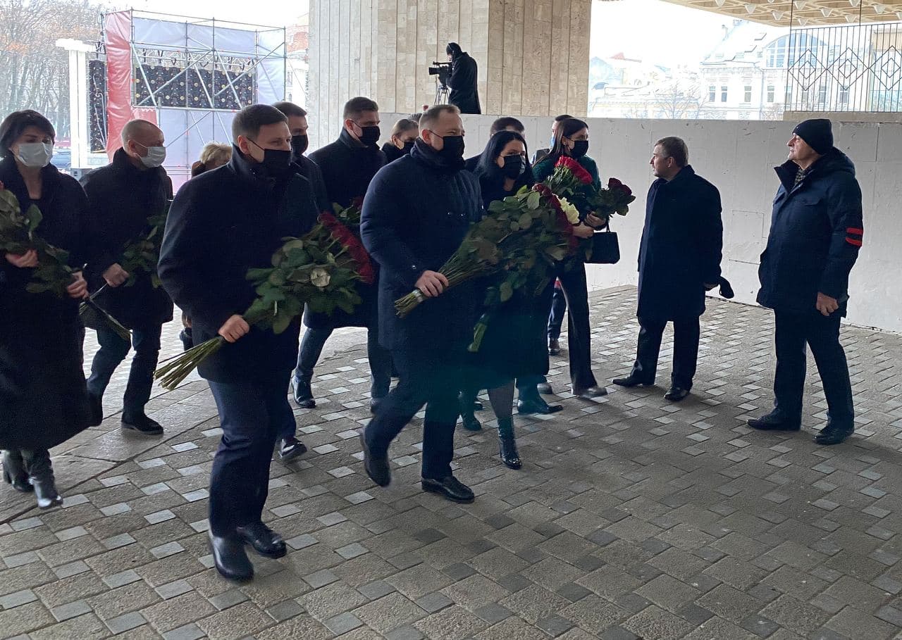 Губернатор и нардепы приехали попрощаться с Кернесом