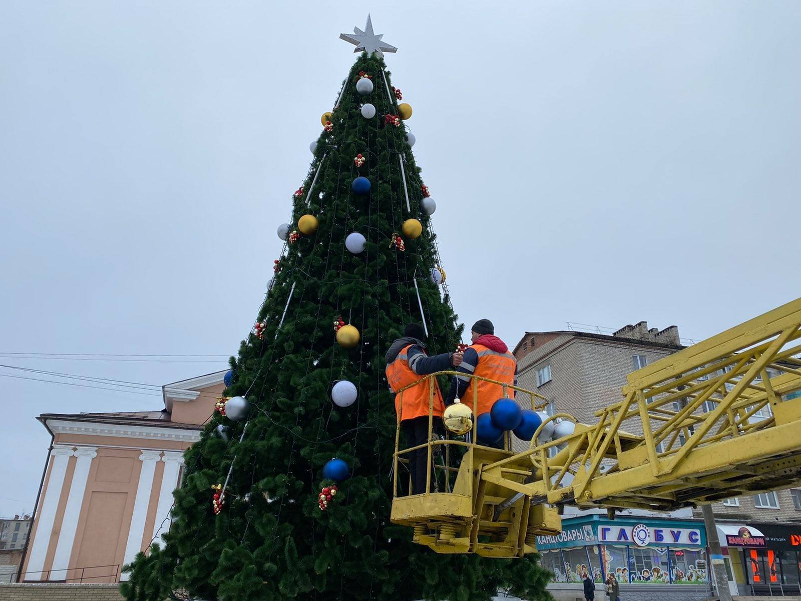 Какие елки открыли в городах Харьковской области (фото)