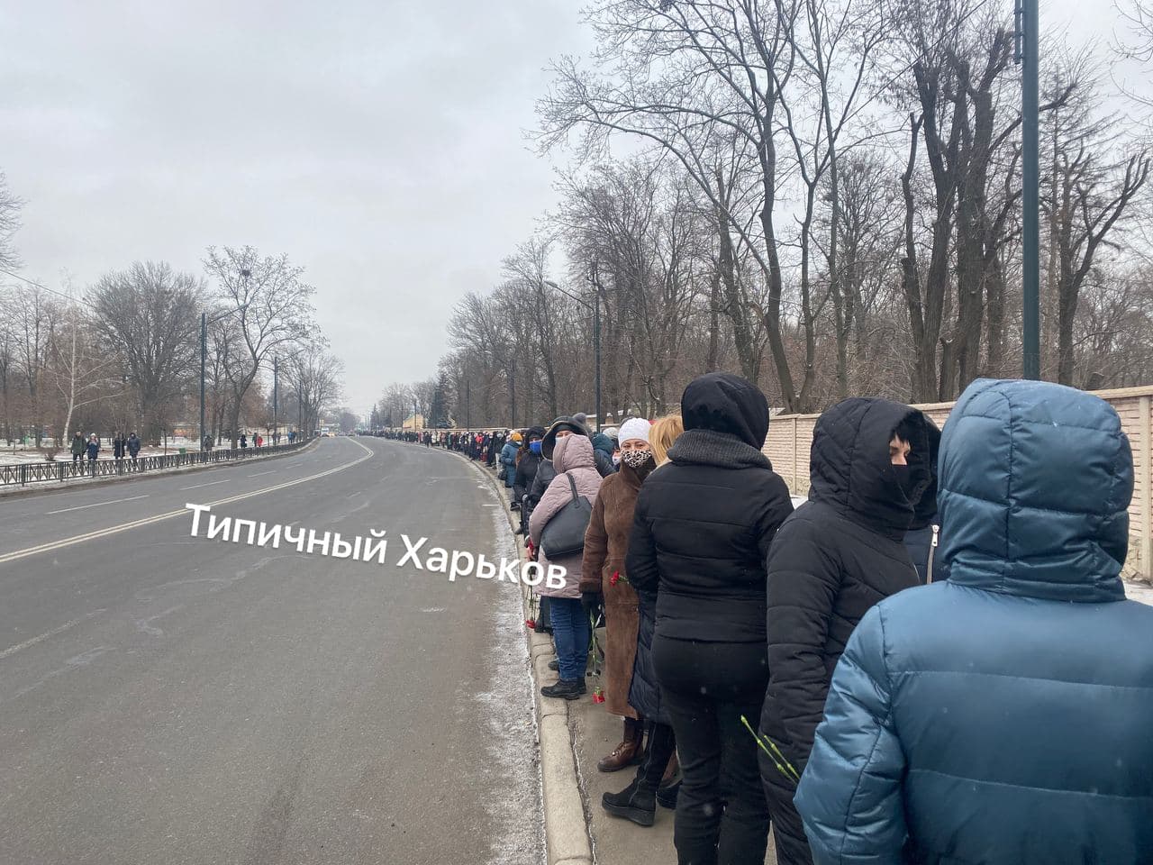 Возле кладбища на Пушкинской собираются люди (фото, видео)