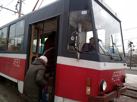 По Харькову ездят трамваи с траурными лентами
