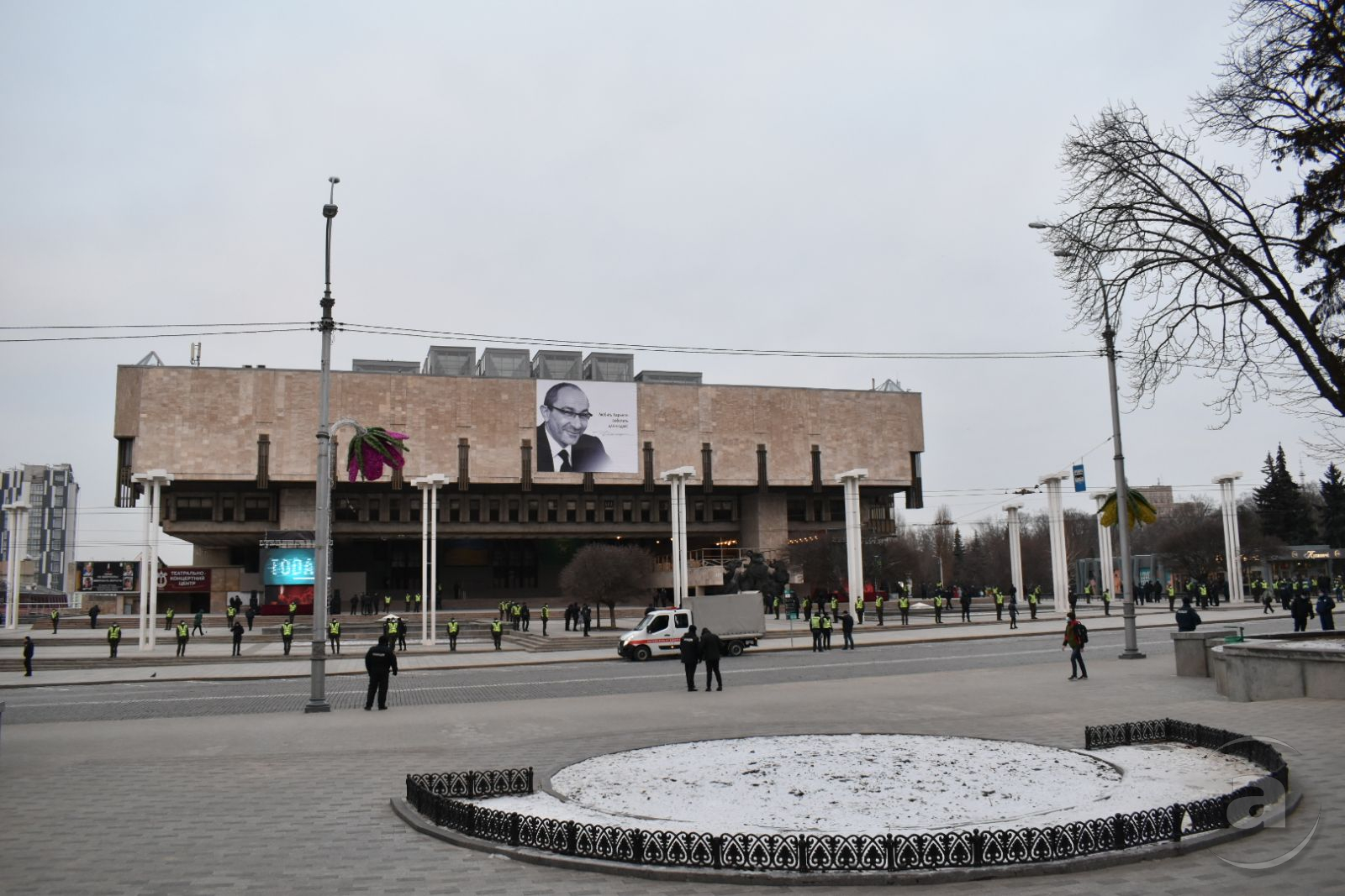 Центр перекрыт, в оперном готовятся к церемонии прощания с Кернесом: фоторепортаж