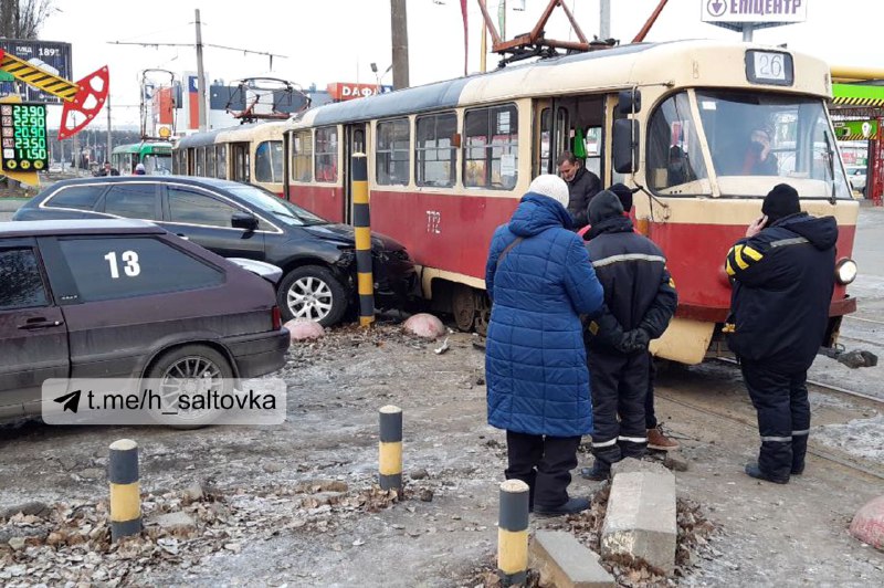На Салтовке трамвай столкнулся с машиной (фото)