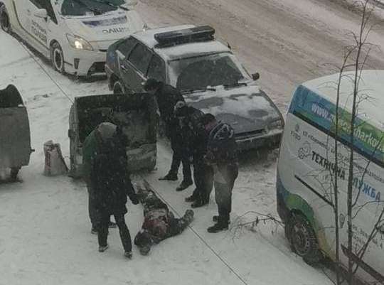 В мусорном баке в Харькове нашли труп