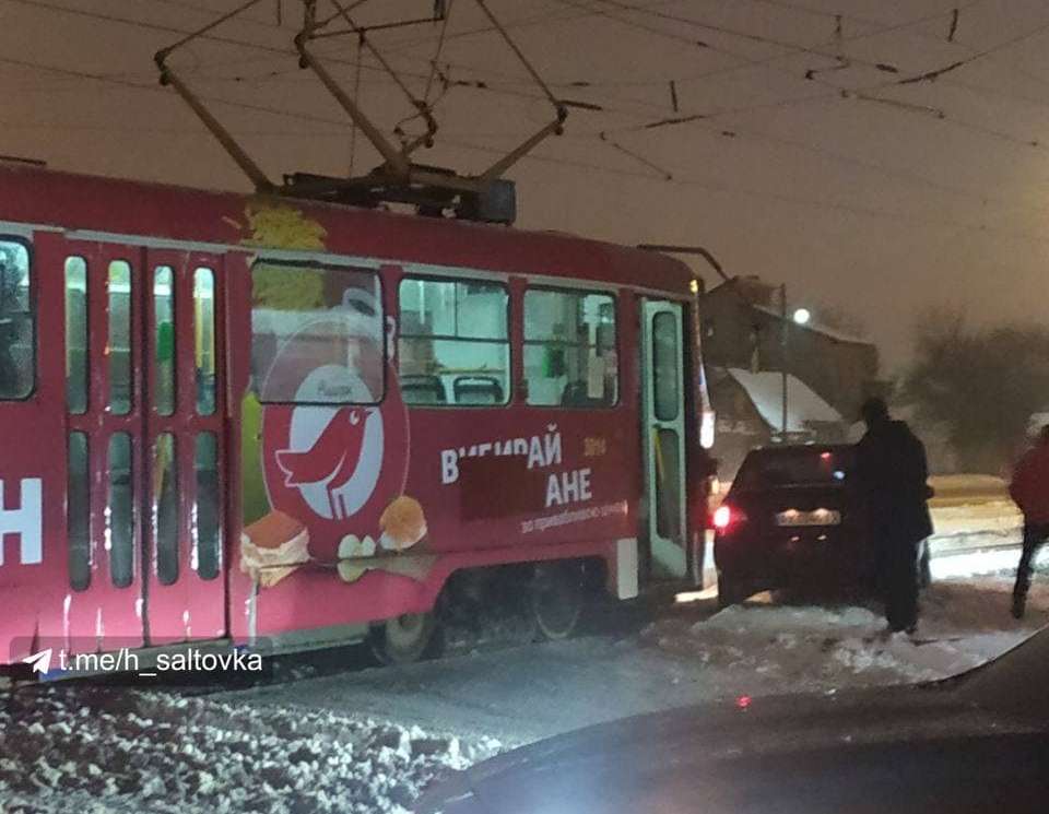 Авария на Салтовке заблокировала движение трамваев (фото)
