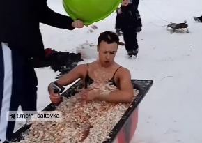 В Харькове парень скатился с горки в ванной с оливье (видео)