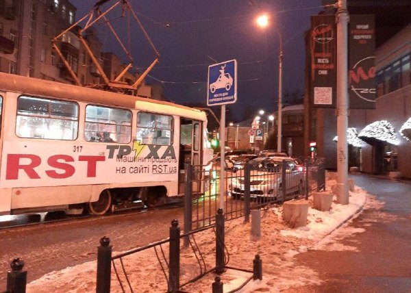 На Сумском рынке машина заблокировала движение трамваев рядом со знаком "Парковка для оленей"