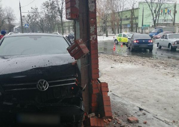 Автомобиль влетел в остановку: подробности