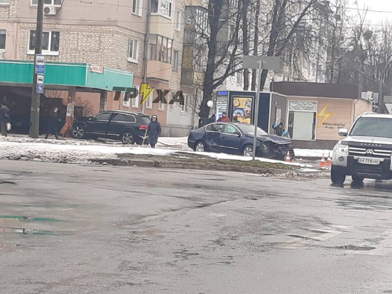 На Новых Домах автомобиль влетел в остановку (фото)