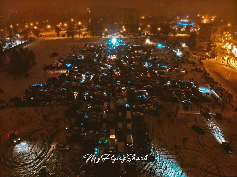 В Харькове установили рекорд: самая большая елка из автомобилей (видео)